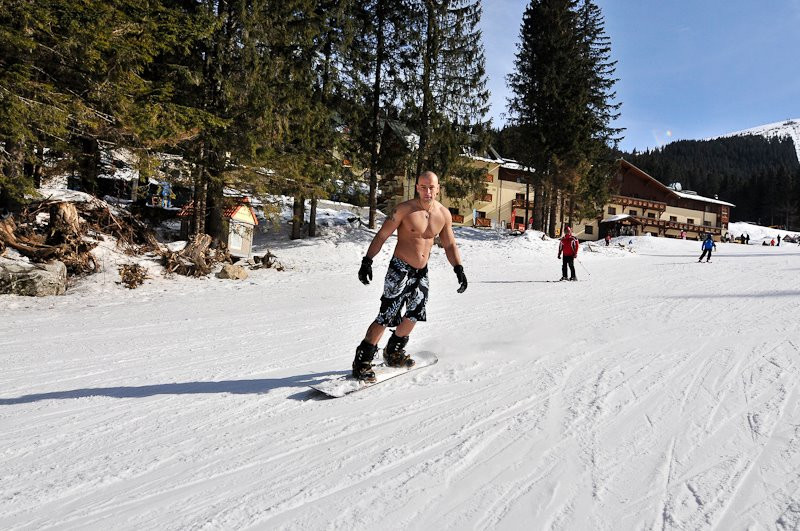 Słowacja - Zjeżdżali na nartach w bikini i kapielówkach