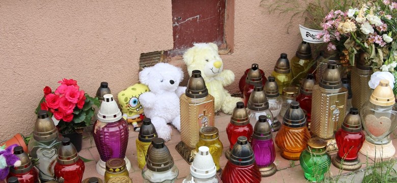 Pod domem zamordowanej Blanki ludzie składają kwiaty, znicze i zabawki