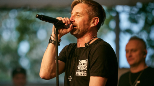 Bevonult a hadseregbe Ukrajna leghíresebb írója és rocksztárja – Így cserélte puskára a mikrofont