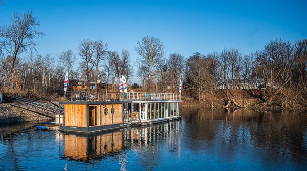 Pływająca sauna Wisła jest jedynym takim obiektem w Polsce.