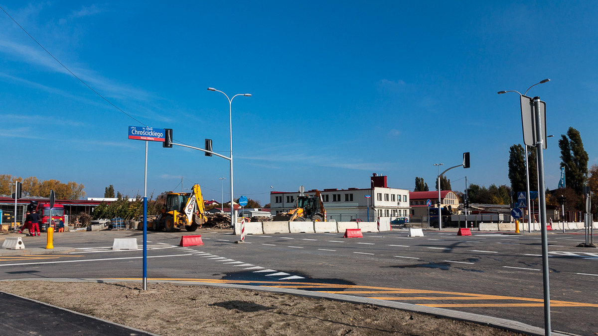 Już wkrótce ruszy budowa kolejnego odcinka ul. Nowolazurowej w Warszawie. Władze stolicy właśnie podpisały w tej sprawie umowę z wykonawcą – firmą Skanska. Blisko kilometrowy fragment nowej drogi od ul. ks. Chrościckiego do Połczyńskiej ma być gotowy jesienią 2015 r.