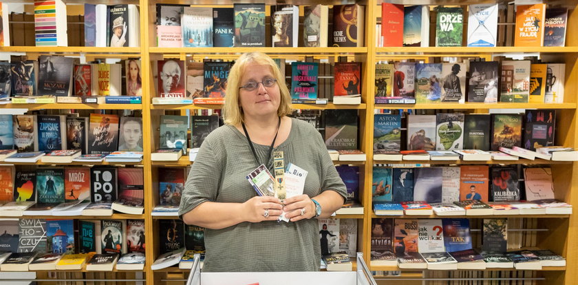 Wykałaczki i papier toaletowy - to ludzie zostawiają w książkach z biblioteki. Zdarza się nawet TO