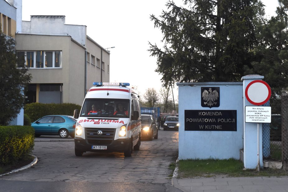 23 kwietnia 2015 r. Karetka opuszcza teren komendy policji w Kutnie