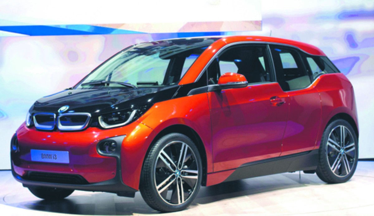 BMW i3 wygląda tak, jakby projektował je człowiek siedzący na krześle elektrycznym. Zresztą auto tankuje się, podłączając je do gniazdka z prądem Bloomberg