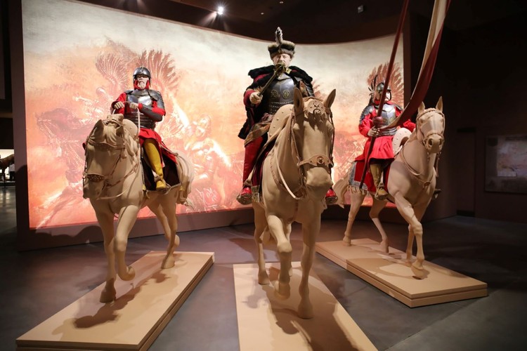 Zbroje husarskie na wystawie stałej w nowej siedzibie Muzeum Wojska Polskiego