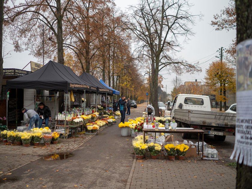 Płacz i rozczarowanie przed cmentarzami