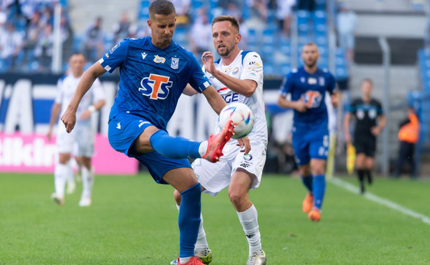 Zawodnik Lecha Poznań Lubomir Satka (L) i Fabian Hiszpański (P) z PGE FKS Stali Mielec