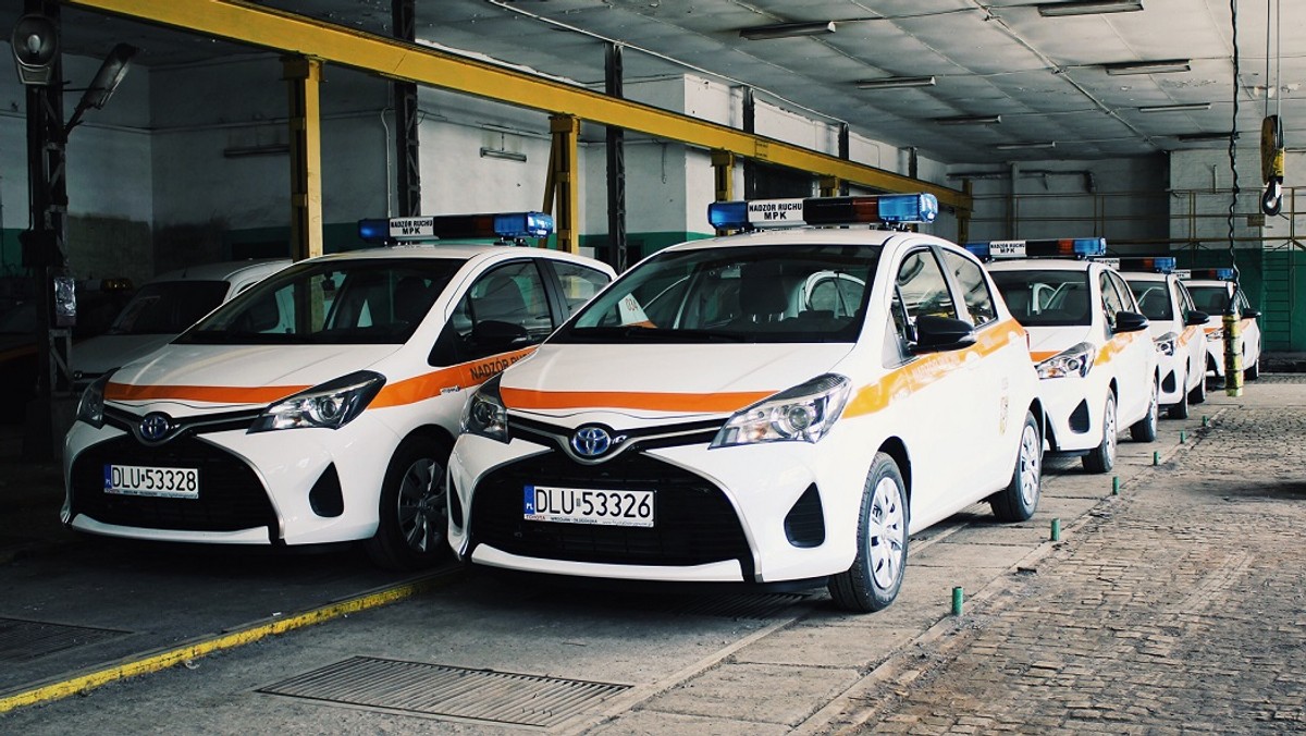 Mają hybrydowe silniki i odtąd będą wykorzystywane m.in. przez nadzór ruchu. Do wrocławskiego MPK trafiło siedem nowych samochodów Toyoty Yaris, które zastąpią najbardziej wyeksploatowane auta.