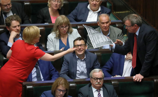 "PiS nie narzuca politycznej agendy, tylko reaguje na kolejne kryzysy". SONDAŻ