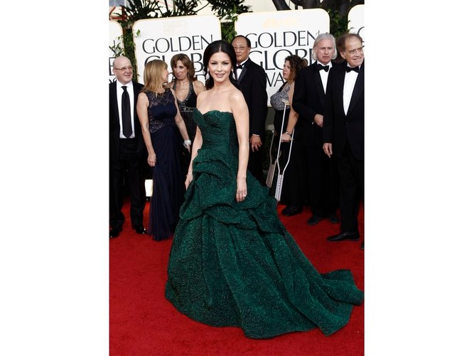 Catherina Zeta-Jones, być może za sprawą starszego męża, preferuje styl pełen powagi. W strojnej zielonej sukni emanowała dystyngowanym pięknem