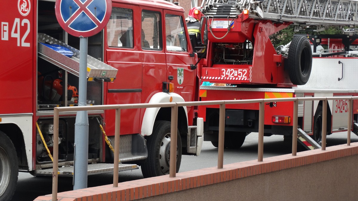 W Ilkowicach w gminie Żabno w woj. małopolskim zapalił się autobus zaparkowany w pobliżu szkoły. Chwilę później płonął dach placówki.