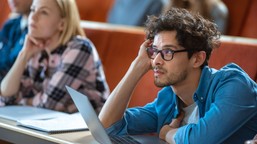 studenci walczą ze stresem na własną rękę. nie uwierzysz, po co sięgają [badanie]