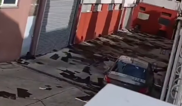 Obrušavanje krova zgrade u Smederevu nakon nevremena
