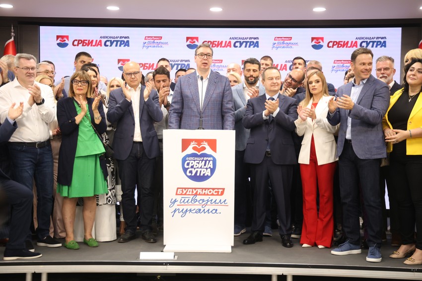 SNS je od kako je došao na vlast stalno u potrazi za "novim legitimitetom", ocenjuje Klačar