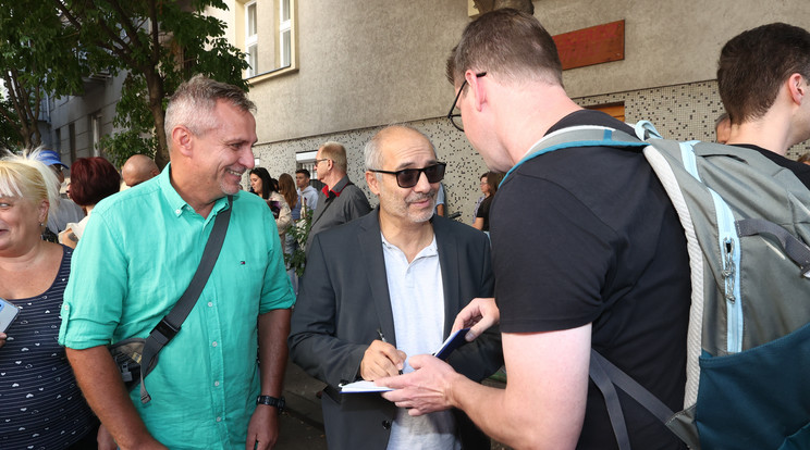 Rudolf Pétert rajongók veszik körül / Fotó: Pozsonyi Zita