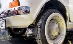 Tom Hanks wzruszy się na widok malucha. Tak wygląda odnowiony fiat 126p dla aktora [ZDJĘCIA]