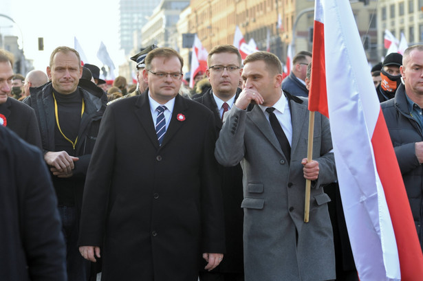 Prezes Stowarzyszenia Marsz Niepodległości Robert Bąkiewicz (P), poseł Konfederacji Robert Winnicki (2P) i szef Urzędu do Spraw Kombatantów i Osób Represjonowanych Jan Józef Kasprzyk (2L)