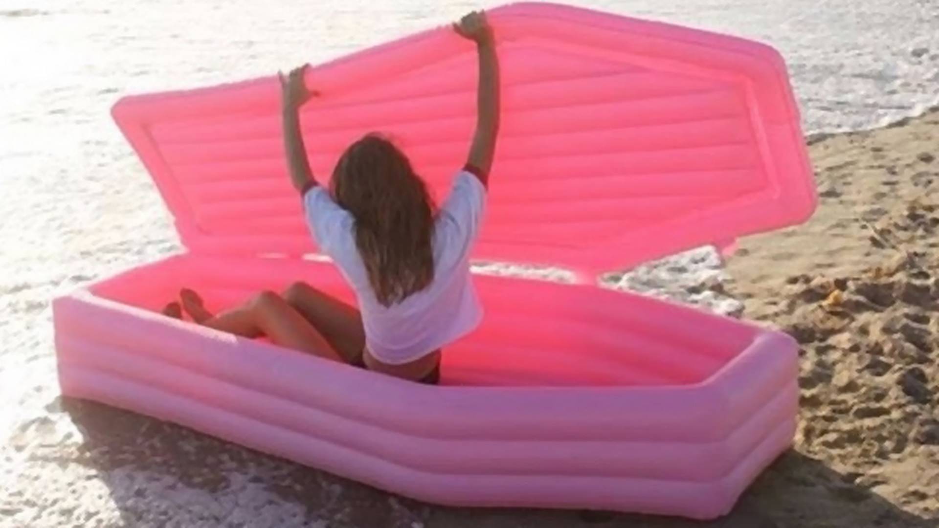 Pink mrtvački sanduk je najbizarnija igračka za plažu koju smo videli