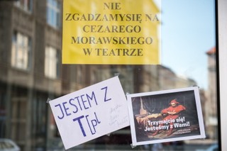 Aktorzy Teatru Polskiego we Wrocławiu wręczyli przyszłemu dyrektorowi bilet powrotny do Warszawy
