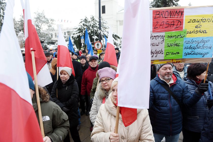 Esbecy zablokują sądy?