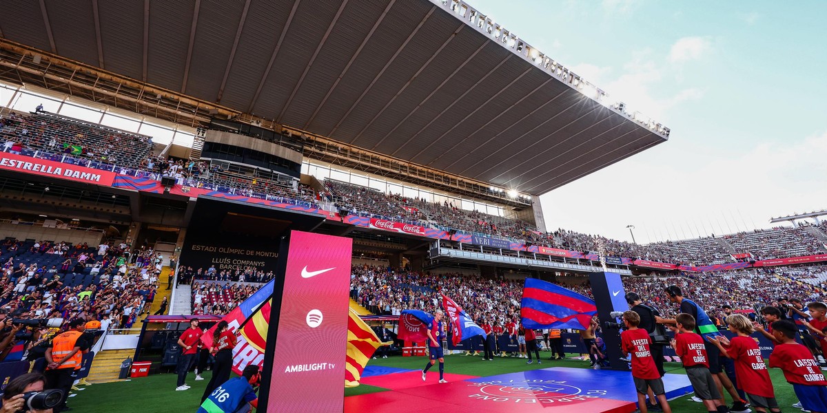 Trybuny tymczasowego stadionu Barcelony. Camp Nou jest obecnie w remoncie. 