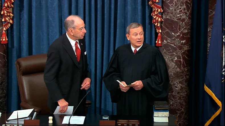 Predsedavajući sudija Vrhovnog suda Džon Roberts (desno) položio je zakletvu pred Senatom