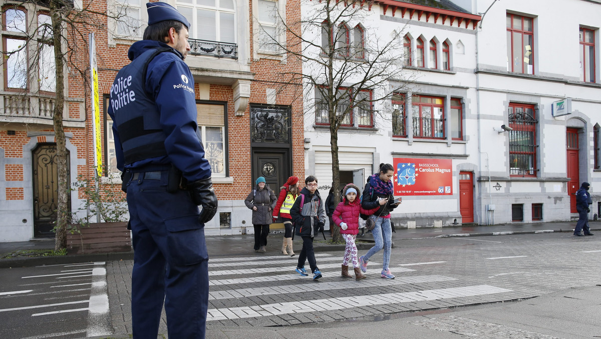 Mieszkańcy Brukseli, sparaliżowanej od weekendu z powodu zagrożenia terrorystycznego, wracają do normalnego życia. Pracują szkoły i uczelnie, zaczęło kursować metro.