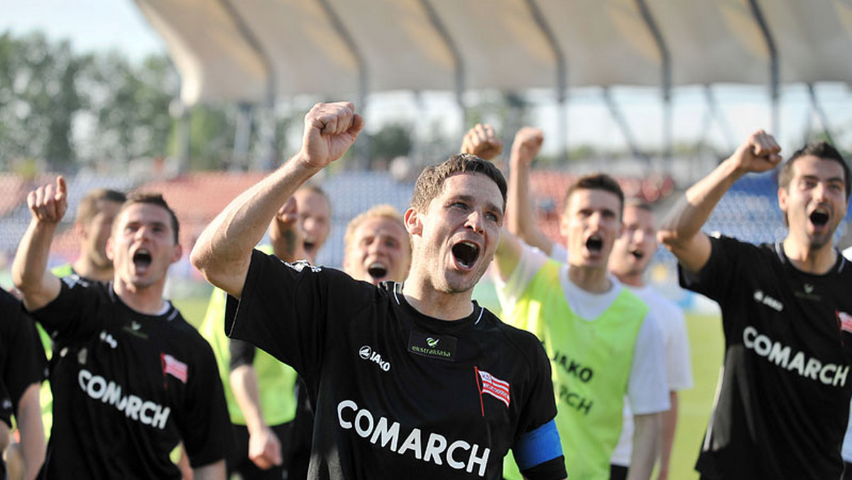 Jeszcze do niedawna Arkadiusz Radomski był czołowym zawodnikiem Cracovii i od niego każdy trener zaczynał ustalanie składu. W meczu z Widzewem usiadł jednak na ławce rezerwowych. Piłkarz uważa, że był to błąd trenera Tomasza Kafarskiego.