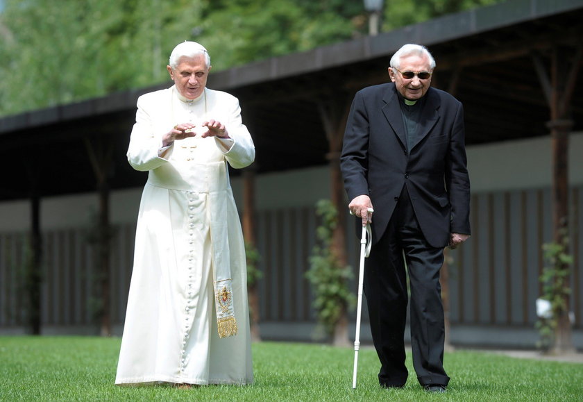 Benedykt XVI pojechał do Niemiec. Odwiedził ciężko chorego brata