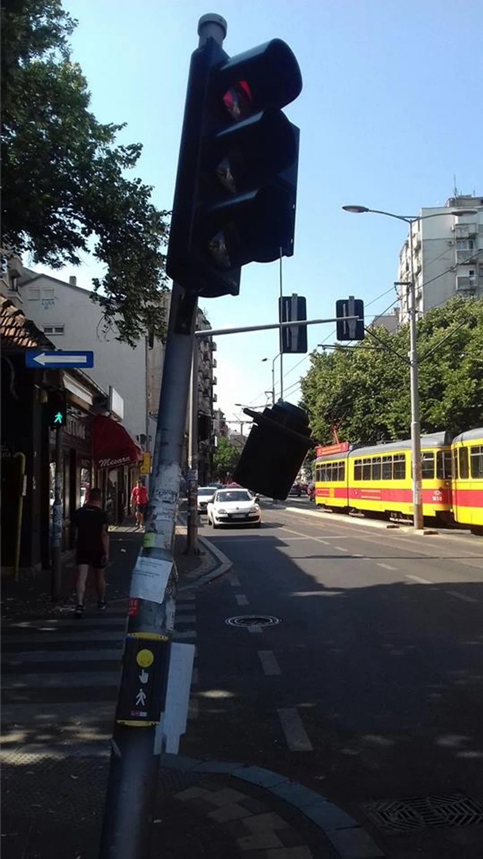 Uništeni semafor predstavlja opasnost i za pešake i za vozila