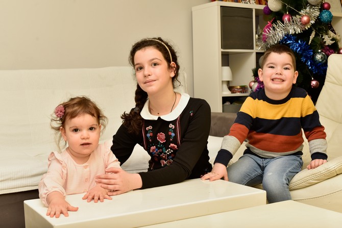 Mara humanosti uči i mlađeg brata Bogdana (3) i sestru Veru (20 meseci)
