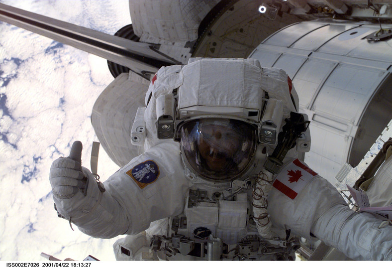 W kosmosie od próżni dzieli cię tylko kilkanaście warstw materiału. Kanadyjski astronauta Chris Hadfield podczas spaceru kosmicznego 22 kwietnia 2001 r.