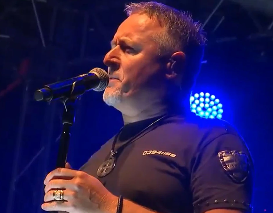 Na binu je izašao u crnoj majici na kojoj ima broj 03941158.