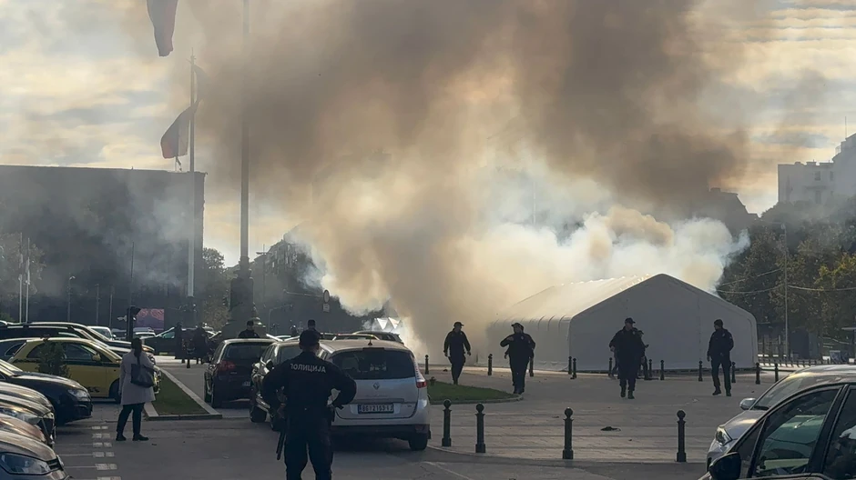 Požar ispred skupštine