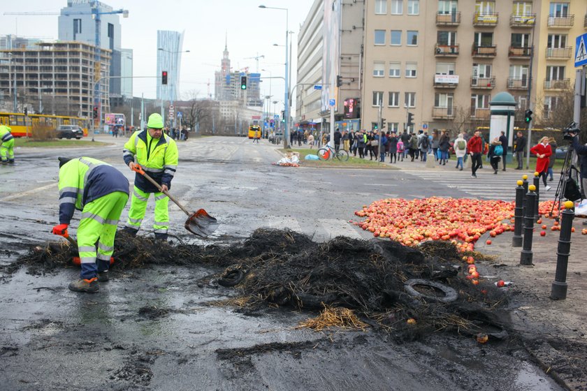 Plac Zawiszy sprzątanie.