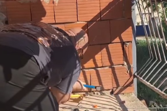 (VIDEO) OVA SE BUKVALNO UZIDALA U KUĆU Vladica morao da RAZB