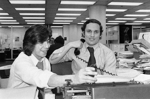 Bob Woodward (z prawej) i Carl Bernstein, laureaci Pulitzera, w redakcji „The Washington Post, lipiec 1973 r.