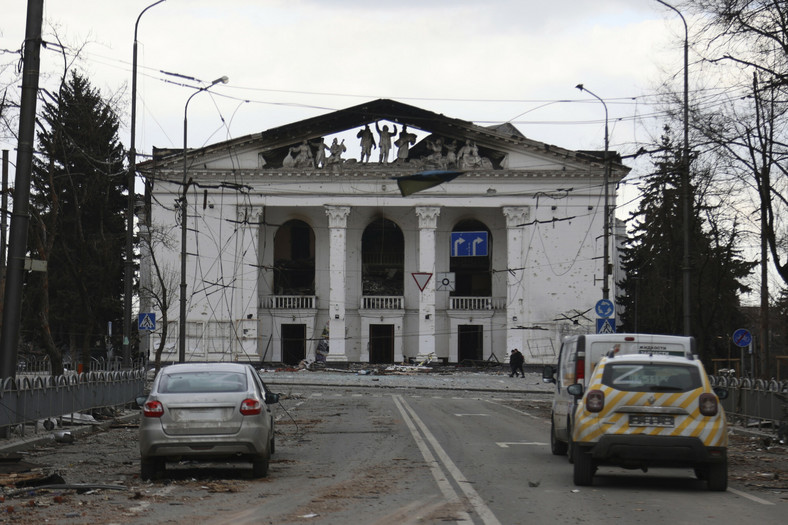 Zbombardowany przez Rosjan teatr w Mariupolu, 16 marca 2022 r.