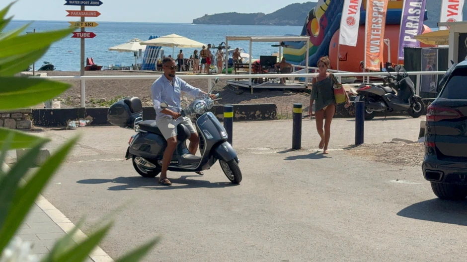 Nemanja Stevanović vozi skuter po primorju