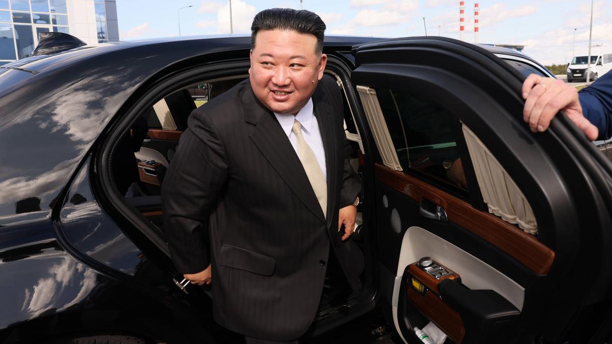 Kim Dzong Un wysiada z limuzyny