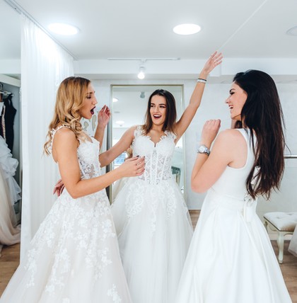 Hochzeitskleider anprobieren.