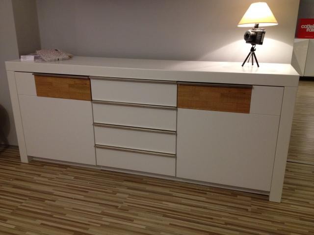 <b>Drewniany design</b>
<br><br>
W bardzo prostych wnętrzach można zaplanować oszczędną w formie komodę np. w matowym lub białym lakierze z frontami lub wstawkami z drewna. Ciekawie będzie wyglądał drewniany regał, który w salonie lub pokoju do pracy stworzy przytulną biblioteczkę.