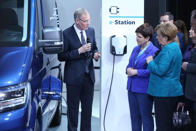 Kanclerz Niemiec Angela Merkel i polska premier Beata Szydło podczas zwiedzania stanowisk na międzynarodowych targach przemysłowych Hannover Messe 2017