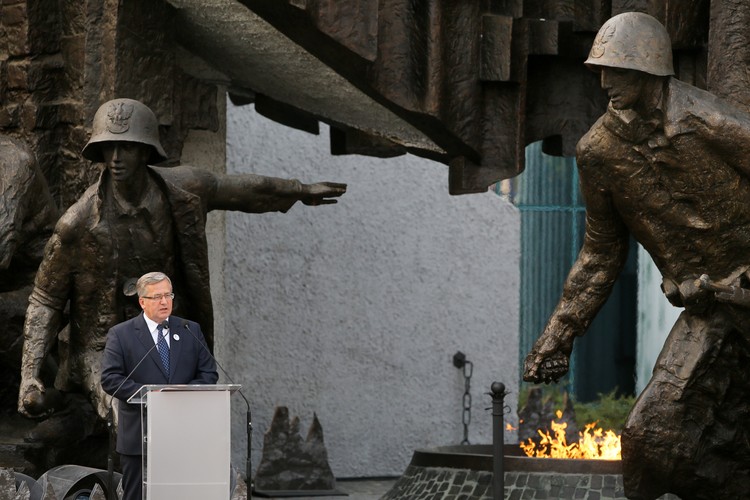 Prezydent RP Bronisław Komorowski przemawia po uroczystej polowej mszy świętej, w ramach obchodów 70. rocznicy wybuchu Powstania Warszawskiego, 31 bm. przy Pomniku Powstania Warszawskiego na placu Krasińskich w Warszawie.  PAP/Paweł Supernak