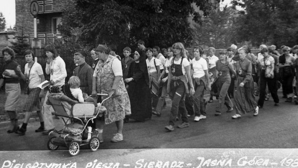 Jedną z charakterystycznych form przejawów religijności sieradzan są piesze pielgrzymki na Jasną Górę