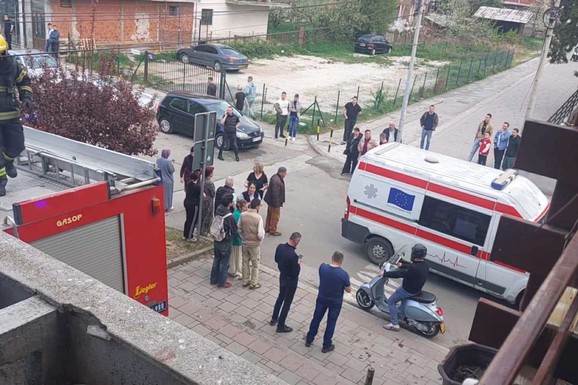 DEVOJKA PALA SA 4. SPRATA Drama u Novom Pazaru: Hitna pomoć na licu mesta (FOTO)