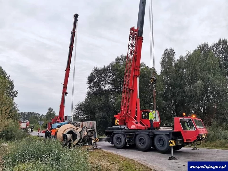 Ciężarówka z betonem wywróciła się na skrzyżowaniu