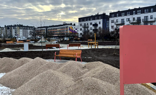 Plac zabaw, kalistenika, ścieżki… Rośnie skwer na Jagodnie! 