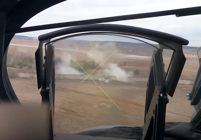 Widok z kabiny śmigłowca Ka-52 ostrzeliwującego cele w rejonie pasa startowego lotniska Hostomel. W czasie tego ataku maszyna ta została uszkodzona i musiała lądować awaryjnie
