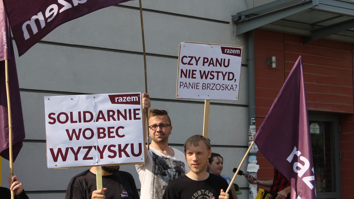 - Niedawno paczkomat firmy InPost był symbolem innowacyjności i sukcesu gospodarczego, a właściciel przez lata był pupilem polskich liberałów. Dzisiaj okazuje się, że za tym sukcesem stoi wyzysk i łamanie praw pracowniczych – krzyczeli w Kielcach członkowie partii Razem ze świętokrzyskiego. Wspólnie z pokrzywdzonymi pracownikami zorganizowali protest w okolicach Galerii Hossa przy ulicy Gosiewskiego.